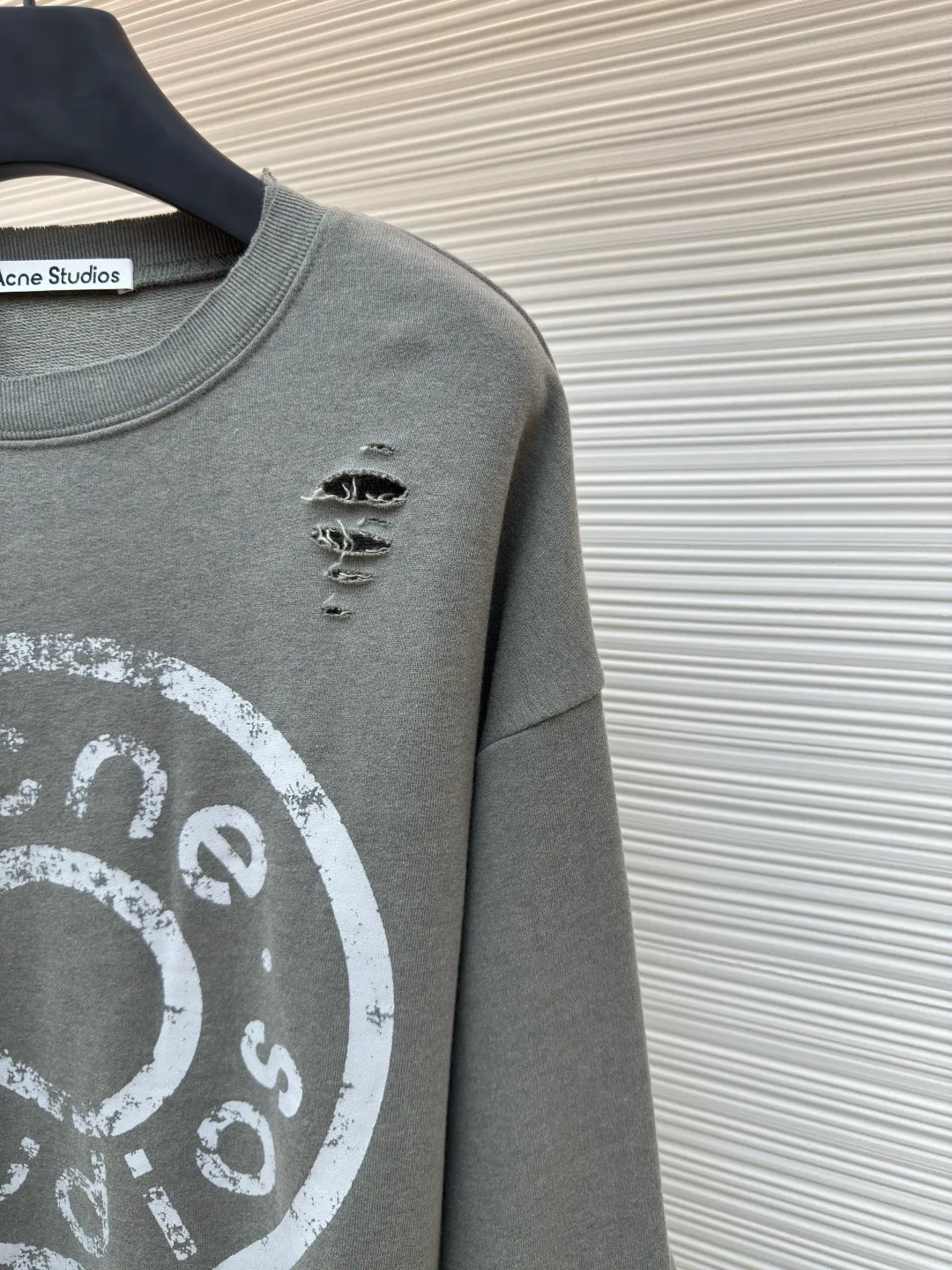 Acne Studios ripped distressed logo sweatshirt ●Authentic product: Purchased and developed in 1904 ●Item number: 1680378-A75 ●Fabric: Double-ply cotton plain fabric ●Technology: Distressed printing ●Version: Loose fit ●Weight: about 550 grams ●Size: S-M-L-XL ●Description: Customized dream-painted double-ply cotton plain fabric, excellent texture, comfortable and skin-friendly, with deep black as the main color Like the mottled rust on ancient copperware, the unruly soul of AcneStudios is engraved on the chest. The ingenious integration of hole elements and wanton swaying on the black canvas is a deliberate rebellion, a break away from the shackles of tradition, and unique in the wave of trends. Glue printing is used. The chest printing is modified three times with the film screen. The glue liquid paint is used to print the pattern on the fabric. The fabric is baked to fix the printed pattern. Many parts of the body of the garment are worn and worn by pure artificial regularity, and hand brush marks are added to the surface of the garment to add texture and depth to imitate the texture of natural wear and tear. The fabrics have been washed to give them a better feel and texture. They are not easy to deform, shrink or fade, and maintain their long-lasting beauty. The overall color is consistent with no color difference. It can be matched with the same style to create a fashionable look, and can be used in various occasions. Customized accessories, complete with three standards, the same style for men and women!